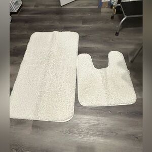 Mainstays 4 white fussy house bathroom rugs 3 large & 1 Control rug.